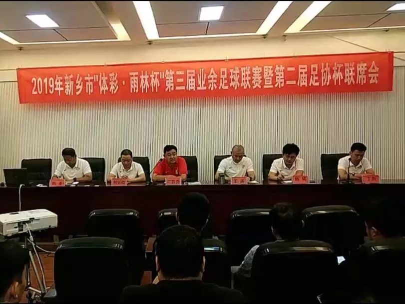 中场手球判罚点球吗_足球中场手球判罚规则是什么_足球中场手势