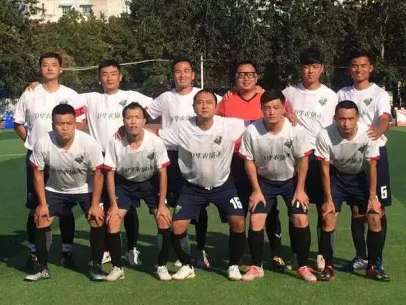 足球中场手势_足球中场手球判罚规则是什么_中场手球判罚点球吗