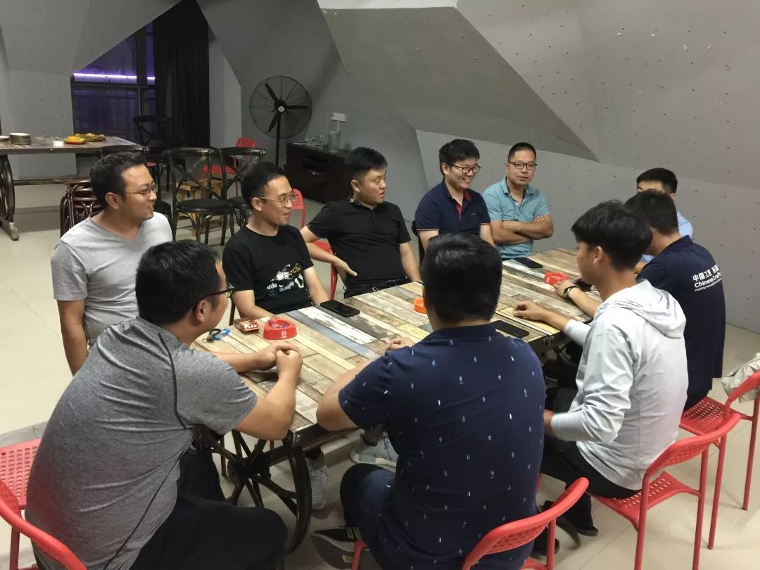 足球中场手球判罚规则是什么_中场手球判罚点球吗_足球中场手势