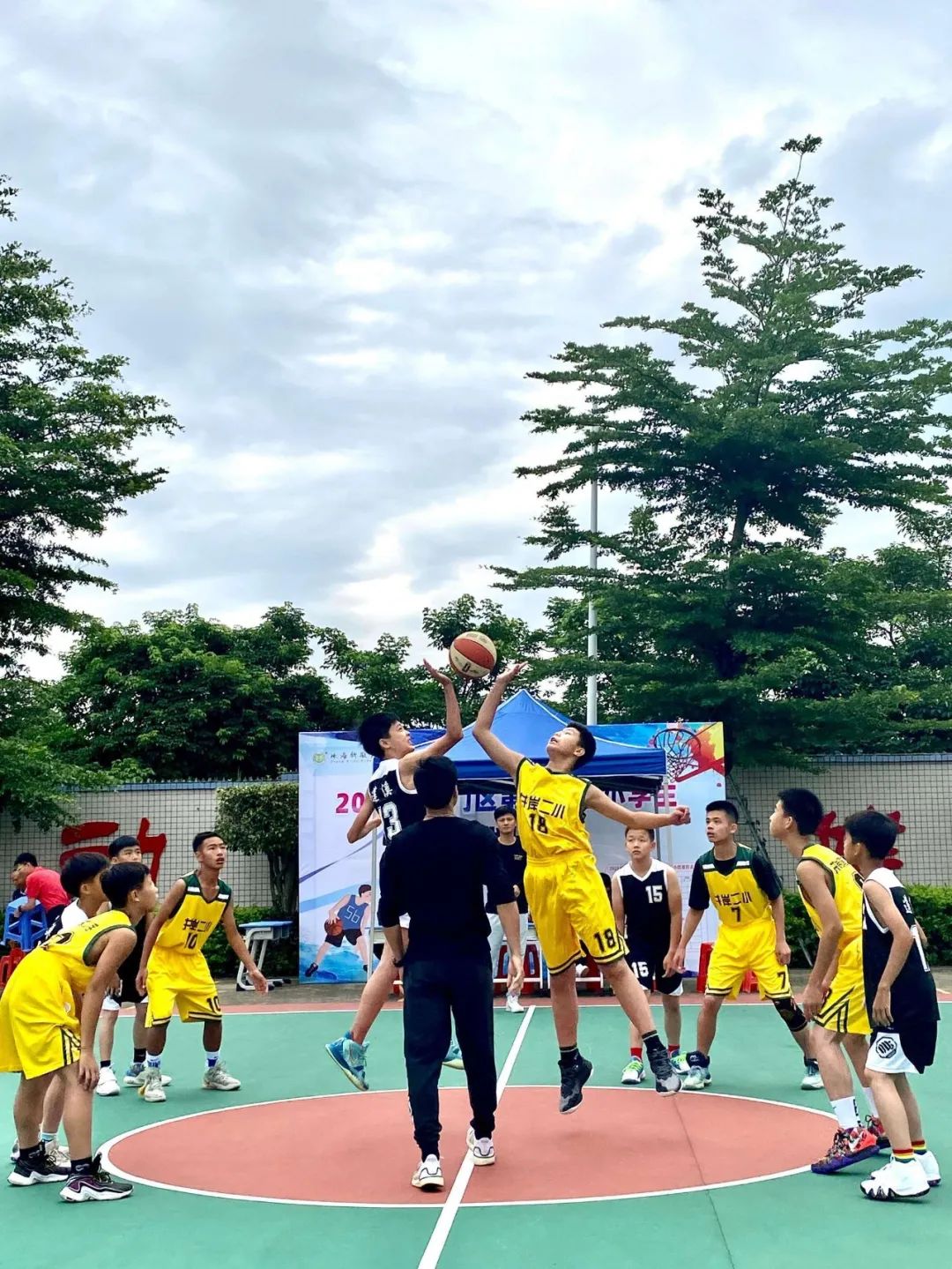 篮球比赛规则小学生_篮球比赛规则视频教学_小学篮球比赛控球规则