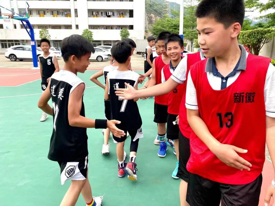 篮球比赛规则小学生_篮球比赛规则视频教学_小学篮球比赛控球规则
