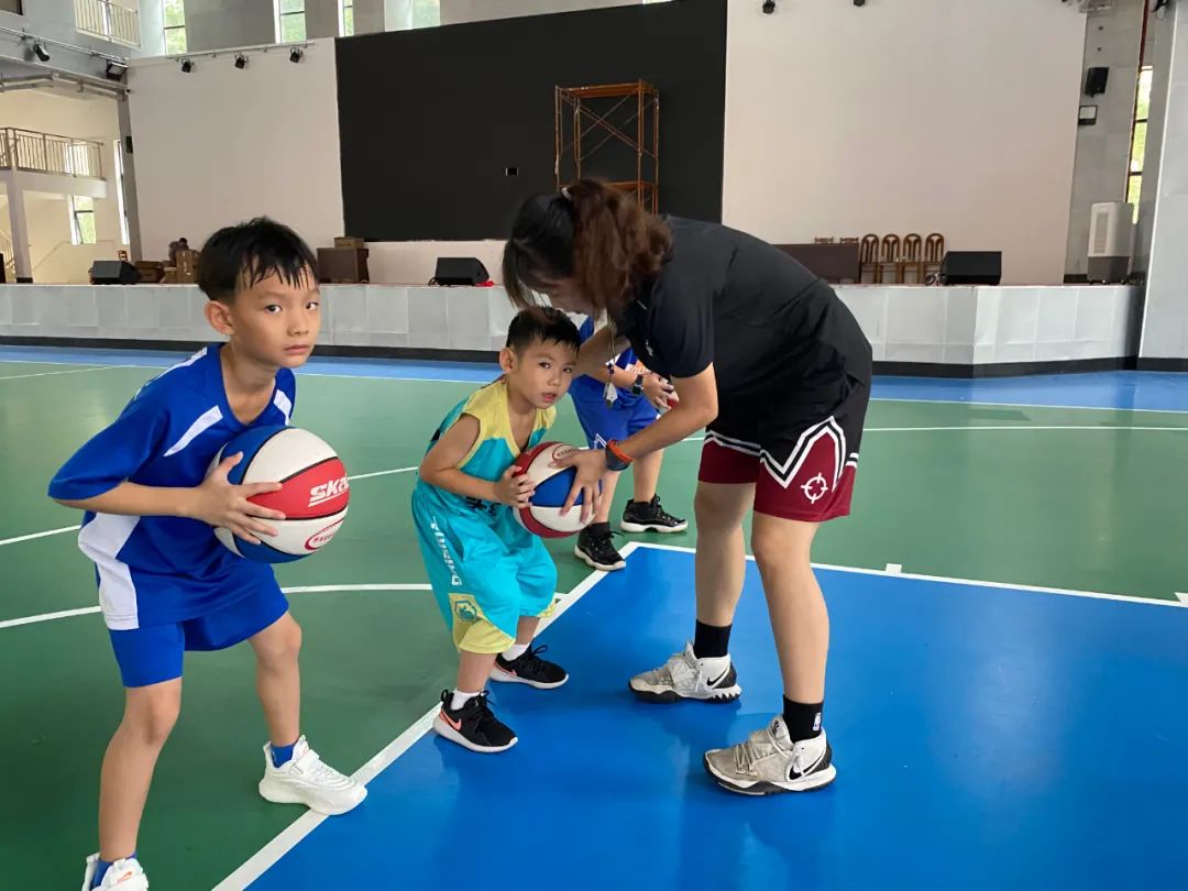篮球比赛规则视频教学_小学篮球比赛控球规则_篮球比赛规则小学生