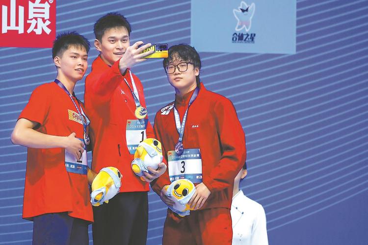 游泳4×200米回放_1米七游泳冠军_女子4×100米游泳决赛