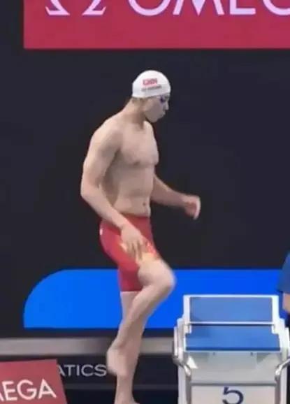 游泳4×200米回放_4×200米游泳世界纪录_1米七游泳冠军