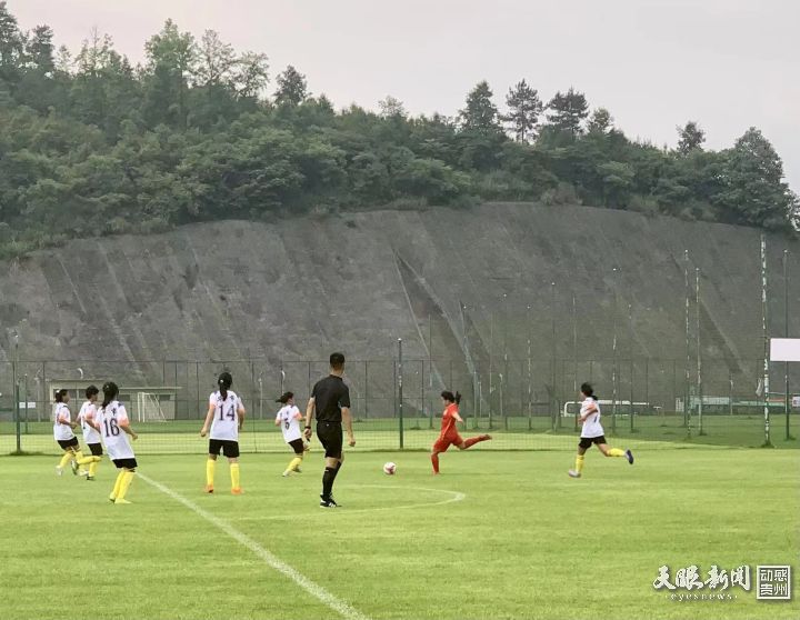 青少年足球规则比赛有哪些_青少年足球规则比赛是什么_青少年比赛足球规则