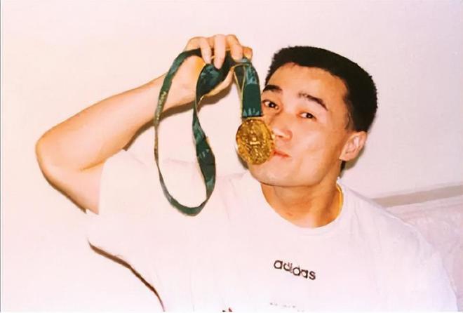 举重冠军石智勇属什么生肖_男子举重石智勇是否获得冠军_举重冠军石智勇的故事