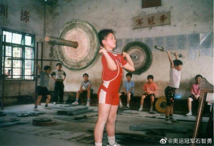 举重冠军石智勇属什么生肖_举重石智勇比赛视频完整版_男子举重石智勇是否获得冠军