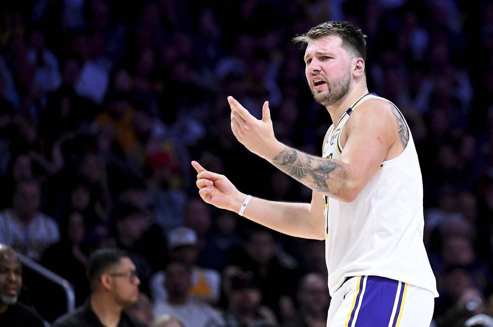东契奇遭争议驱逐湖人崩盘 裁判误判引爆NBA赛场轩然大波