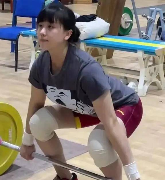 女子举重冠军网红_举重女子夺冠_举重女子2021