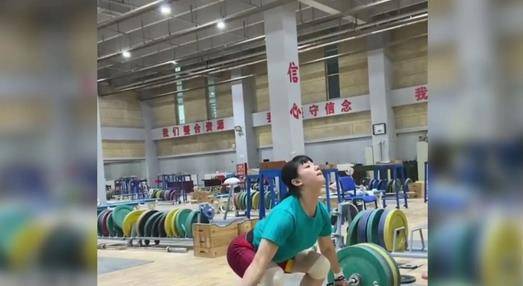 女子举重冠军网红_举重女子夺冠_举重女子2021