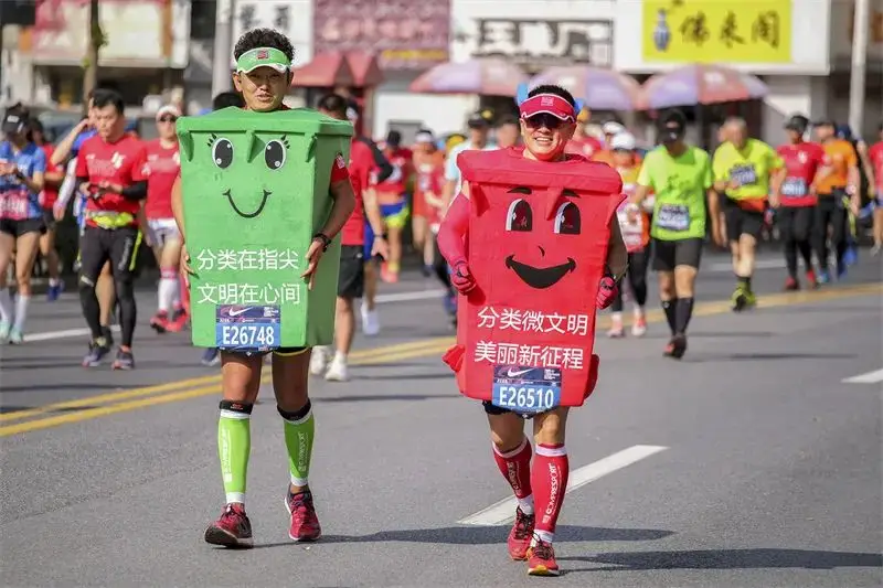 马拉松赛后怎么拍照_马拉松赛后摆拍照片_马拉松赛道拍照的姿势大全